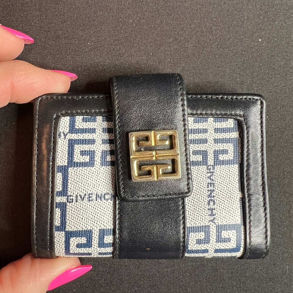 Authentic Givenchy Key Wallet - Picture 1 of 8